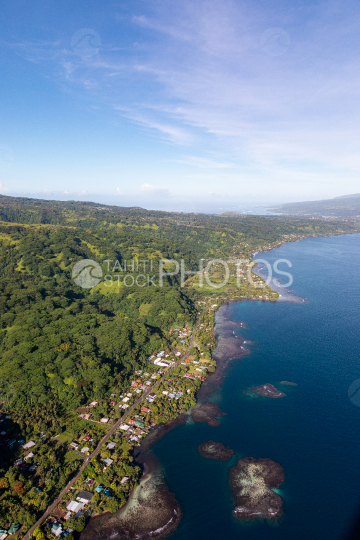 Presqu île de Tahiti, photo aérienne de la côte nord