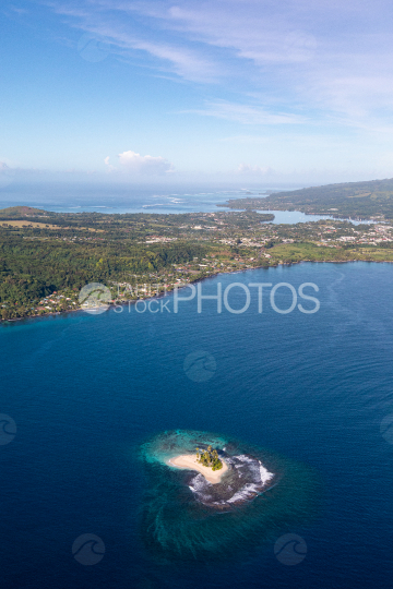 Presqu île de Tahiti, photo aérienne de Motu One, îlot de sable blanc