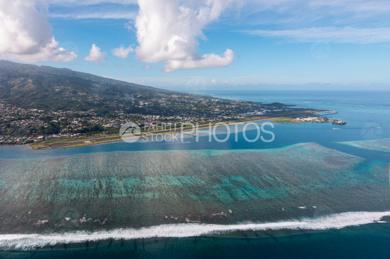 Tahiti, photo aérienne de l aéroport de Faaa