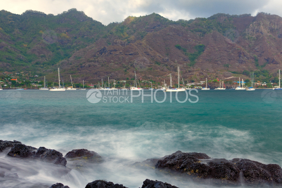Nuku Hiva, voiliers au mouillage dans la baie de Taiohae