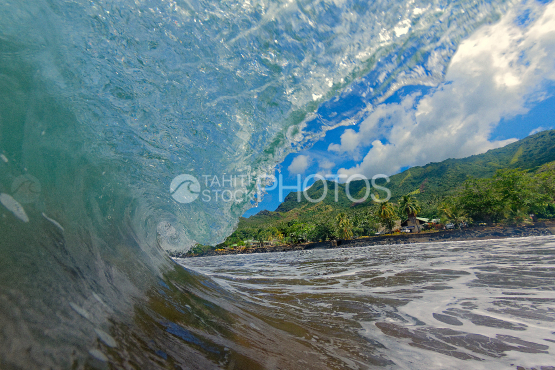 Photo prise dans vague tubulaire de la plage de nuku hiva