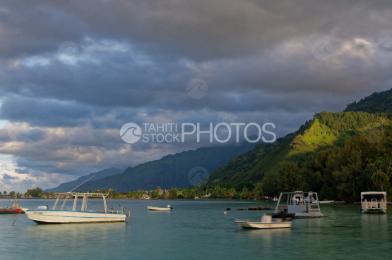 Moorea, Lagon et montagne à la tombée du jour