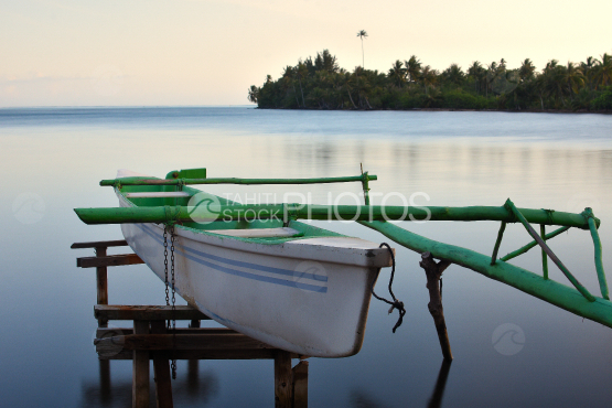 pirogue suspendue, plage de Moorea