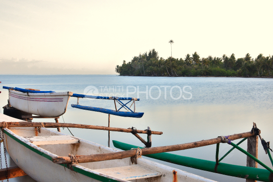 Moorea, pirogue à balancier près de la plage