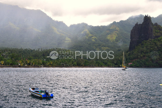 Bateau dans la baie de hatiheu, nord de nuku hiva