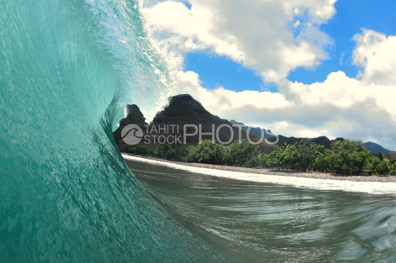 Photo prise dans vague tubulaire de la plage de nuku hiva