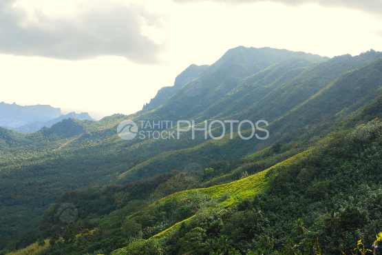 montagnes verdoyantes de nuku hiva