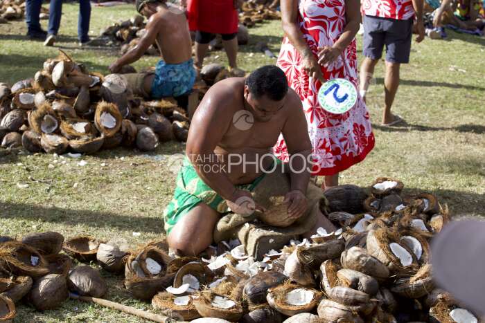 Compétition sportive polynésienne traditionnelle, décorticage de noix de coco, Tahiti, Polynésie française