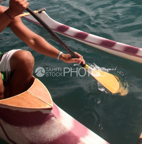 Rameur De Pirogue Polynésienne, avec sa couronne de fleurs