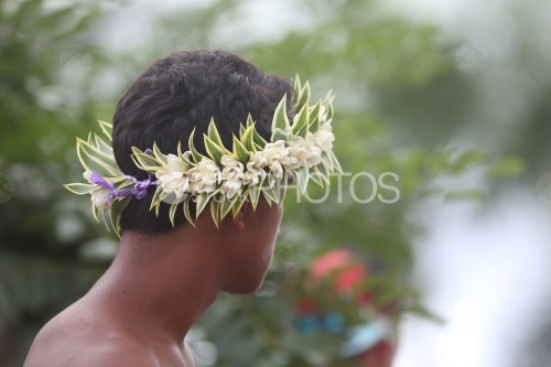 Couronne de Fleurs posée sur la tête d un tahitien