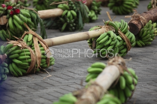 Course à pied des porteurs de fruits, bananes posées sur le sol