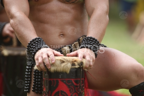 Man Playing Percussion, Marquisien Jouant de la percussion