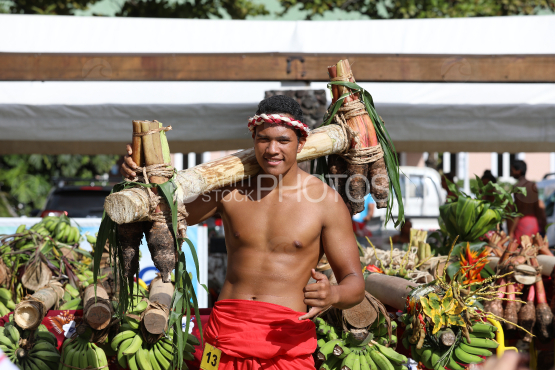 Tahiti, Homme polynésien portant des charges de Taro sur l'épaule, Course des porteurs de fruits, Tuaro Maohi, Polynésie