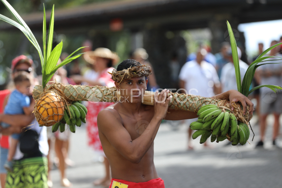 Tahiti, Jeune Homme polynésien portant un régime de bananes sur l'épaule, Course des porteurs de fruits, Tuaro Maohi, Polynésie