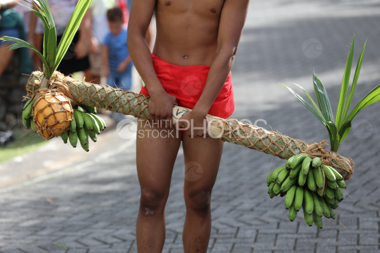 Tahiti, Jeune Homme polynésien portant des régimes, Course des porteurs de fruits, Tuaro Maohi, Polynésie
