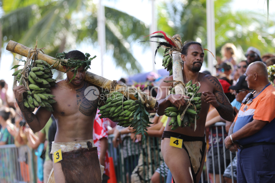 Tahiti, Polynesian men running, Course des porteurs de fruits, Tuaro Maohi, Polynésie