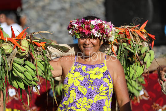 Tahiti, Femme polynésienne portant des régimes de bananes sur l'épaule, Course des porteurs de fruits, Tuaro Maohi, Polynésie