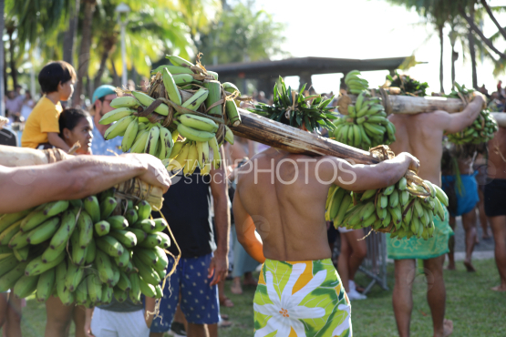 Tahiti, Hommes polynésiens en pareo portant des régimes de bananes sur l'épaule, Course des porteurs de fruits, Tuaro Maohi, Polynésie