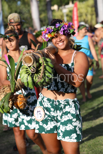 Tahiti, femme polynésienne portant des bananes, Course des porteurs de fruits, Tuaro Maohi, Polynésie
