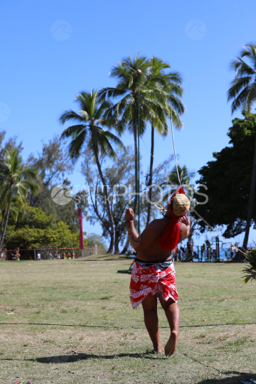 Tahiti, Homme polynésien, concours traditionnel du lancer de javelot, Tuaro Maohi, Polynésie