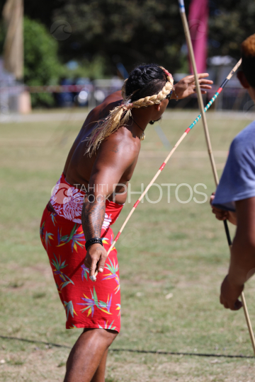 Tahiti, Homme polynésien, concours traditionnel du lancer de javelot, Tuaro Maohi, Polynésie
