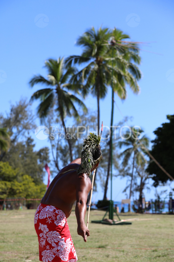 Tahiti, Homme polynésien, concours traditionnel du lancer de javelot, Tuaro Maohi, Polynésie