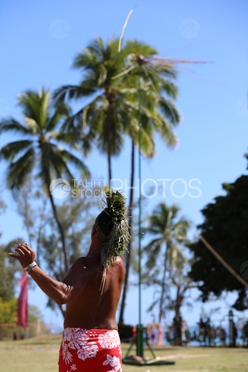 Tahiti, Homme polynésien, concours traditionnel du lancer de javelot, Tuaro Maohi, Polynésie