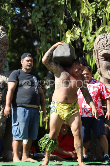 Tahiti, Homme soulevant un pierre lourde, Concours de lever de pierre, Tuaro Maohi, Polynésie