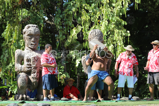 Tahiti, Homme soulevant un pierre lourde, Concours de lever de pierre, Tuaro Maohi, Polynésie