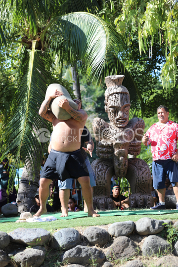 Tahiti, Homme soulevant un pierre lourde, Concours de lever de pierre, Tuaro Maohi, Polynésie