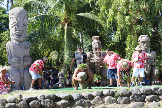 Tahiti, Homme soulevant un pierre lourde, Concours de lever de pierre, Tuaro Maohi, Polynésie