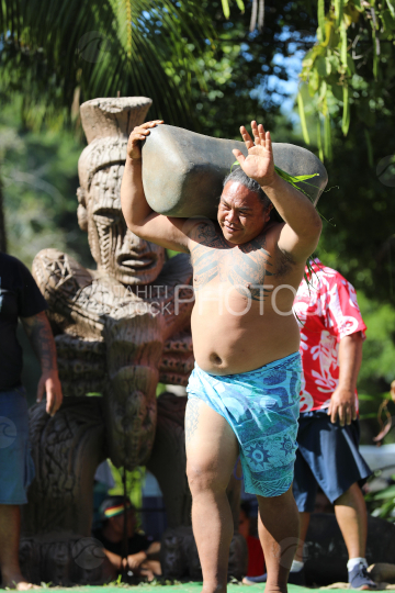 Tahiti, Homme soulevant un pierre lourde, Concours de lever de pierre, Tuaro Maohi, Polynésie