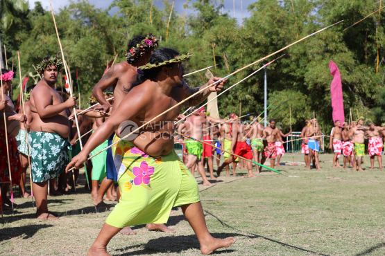 Tahiti, Homme polynésien en pareo vert, concours traditionnel du lancer de javelot, Tuaro Maohi, Polynésie
