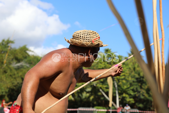 Tahiti, Homme polynésien, concours traditionnel du lancer de javelot, Tuaro Maohi, Polynésie