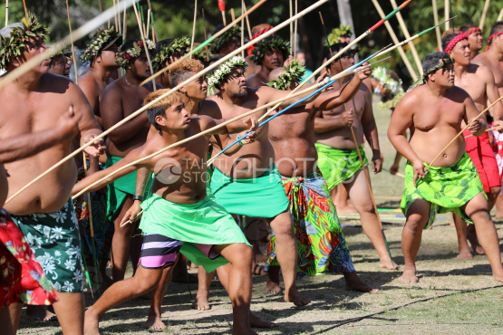Tahiti, Hommes polynésiens en pareos verts, concours traditionnel du lancer de javelot, Tuaro Maohi, Polynésie