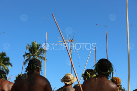 Tahiti, Homme polynésien, concours traditionnel du lancer de javelot, Tuaro Maohi, Polynésie