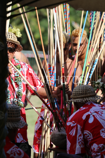 Tahiti, Cible noix de coco et javelots plantés, concours traditionnel du lancer de javelot, Tuaro Maohi, Polynésie
