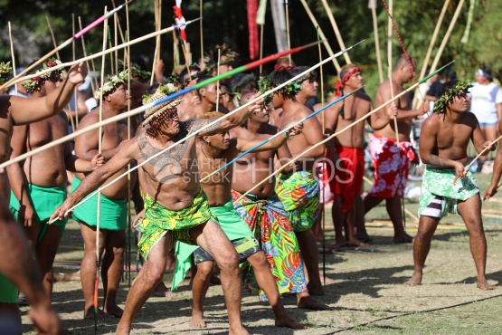Tahiti, Hommes polynésiens en pareo, concours traditionnel du lancer de javelot, Tuaro Maohi, Polynésie
