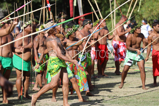 Tahiti, Homme polynésien en pareo, concours traditionnel du lancer de javelot, Tuaro Maohi, Polynésie
