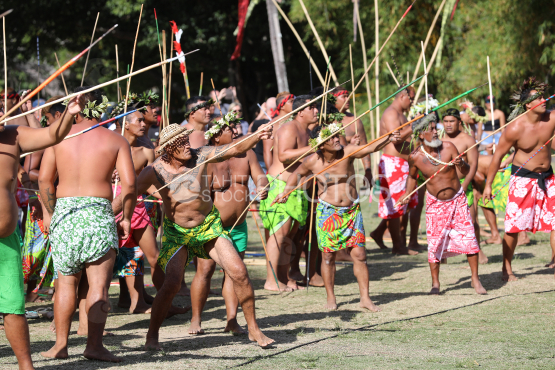 Tahiti, Homme polynésien en pareo, concours traditionnel du lancer de javelot, Tuaro Maohi, Polynésie