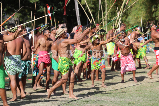 Tahiti, Hommes polynésiens en pareo, concours traditionnel du lancer de javelot, Tuaro Maohi, Polynésie