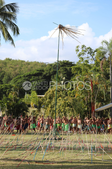 Tahiti, Homme polynésien en pareo, concours traditionnel du lancer de javelot, Tuaro Maohi, Polynésie