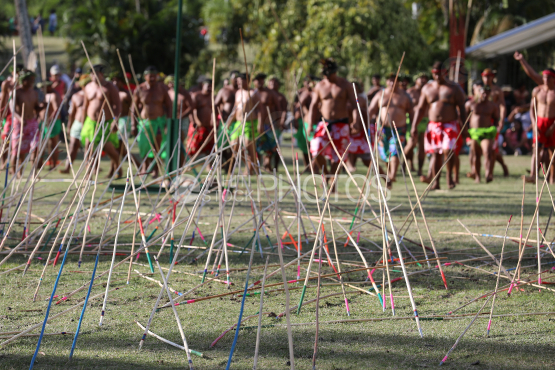 Tahiti, Hommes polynésiens en pareo, concours traditionnel du lancer de javelot, Tuaro Maohi, Polynésie