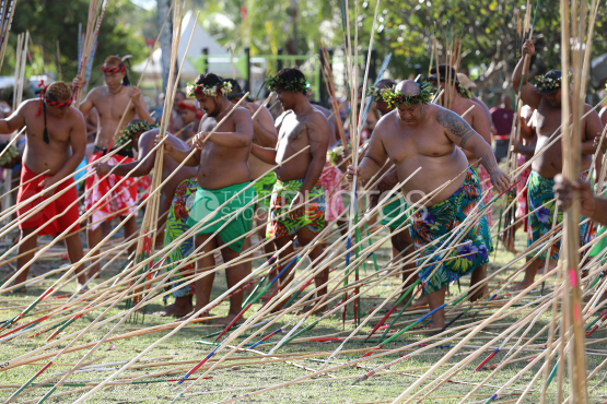 Tahiti, Hommes polynésiens en pareo, concours traditionnel du lancer de javelot, Tuaro Maohi, Polynésie