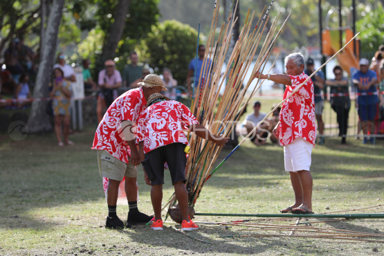 Tahiti, Juges comptant les points, concours traditionnel du lancer de javelot, Tuaro Maohi, Polynésie