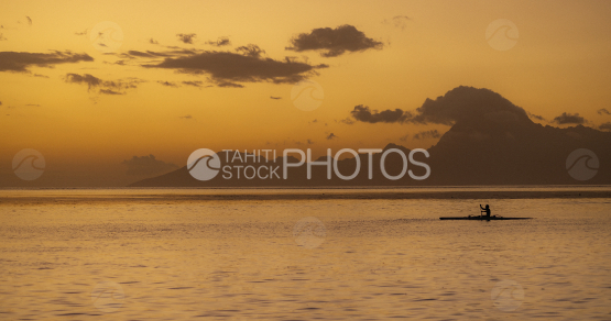 Coucher de soleil, pirogue sur le lagon, Polynésie française