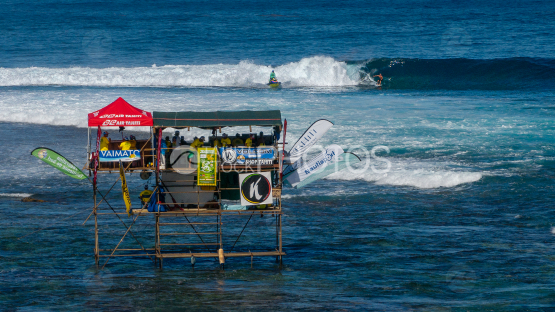 Tour des juges et surfeurs, vagues de récif, Cométition, Taapuna, Polynésie