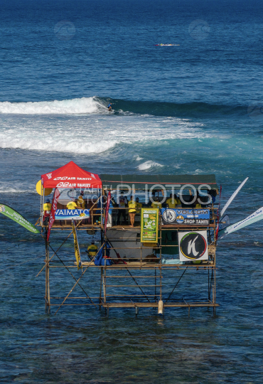 Tour des Juges de Taapuna, Surfeur dans la vague, Tahiti, Polynésie