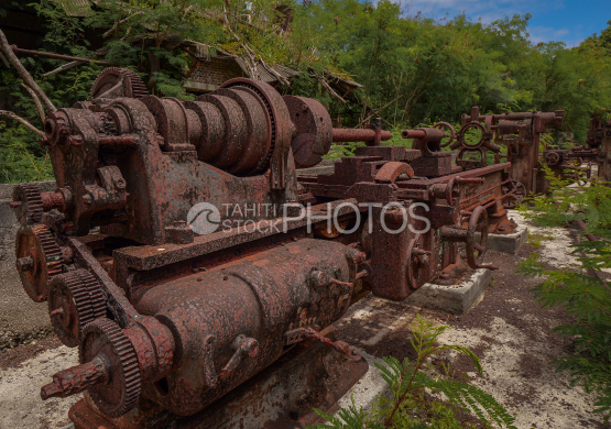 Ancienne usine de Makatea en ruine, rouillée, Tuamotu, Polynésie