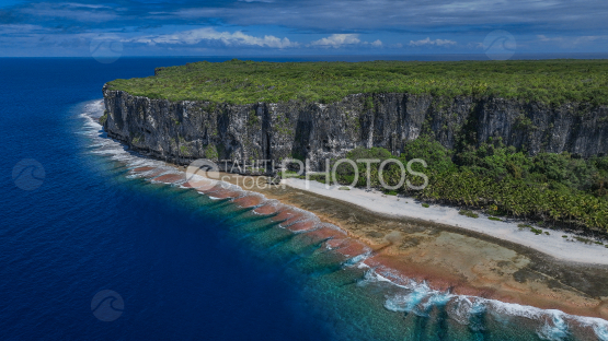 Vue aérienne des falaises de Makatea, Ile, Tuamotu, Polynésie